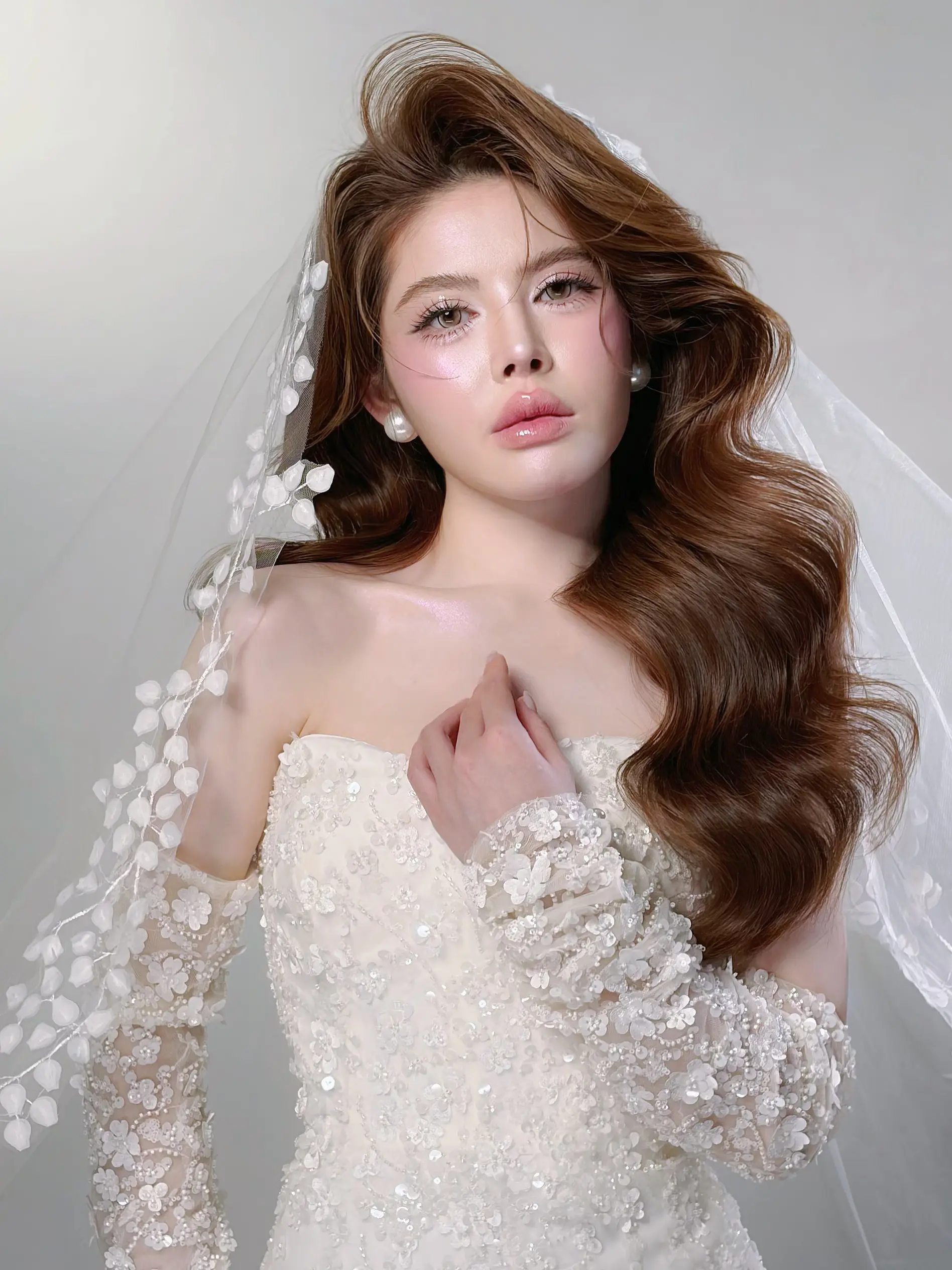 Cô dâu rạng rỡ với lớp trang điểm bền màu suốt tiệc cưới