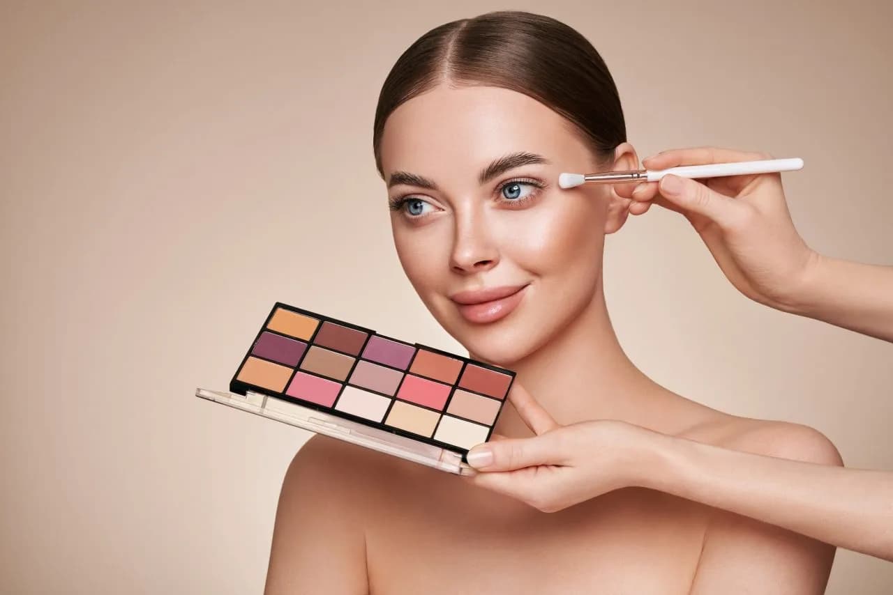 d'Yen Makeup - Makeup artist chuyên nghiệp trang điểm cho khách hàng tại Hà Nội